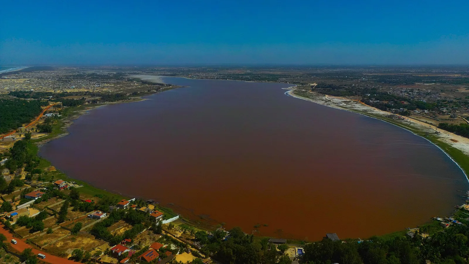 Lac Rose : vue aérienne du lac Retba, de ses rives et du cordon de dunes qui le sépare de l'océan, au nord-est de Dakar